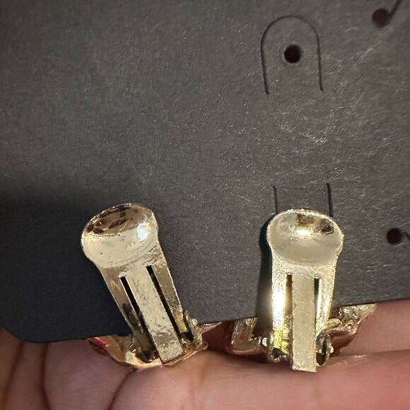 Vintage 'Art Co' Modern Red Jasper with Goldtone Clip-on Earrings - Picture 3 of 5